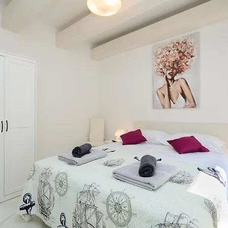 Barbara's Garden Apartment *